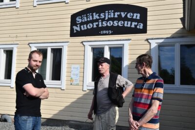 Moni sääksjärveläinen on mukana useammassakin yhdistyksessä. Näin myös Aleksi Mäkelä (vas.), Seppo Mäkelä ja Yrjö Mäkelä. –Yhteinen tavoite on pitää kylä elävänä ja kartalla. Nuorisoseurassa halutaan pitää talo hyvässä kunnossa ja järjestää tapahtumia ihmisille.