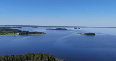 Etualalla oleva Sammakkosaari oli 1960 luvulla suosittu nuorison juhannuksenviettopaikka. Kuva Tapio Salmela