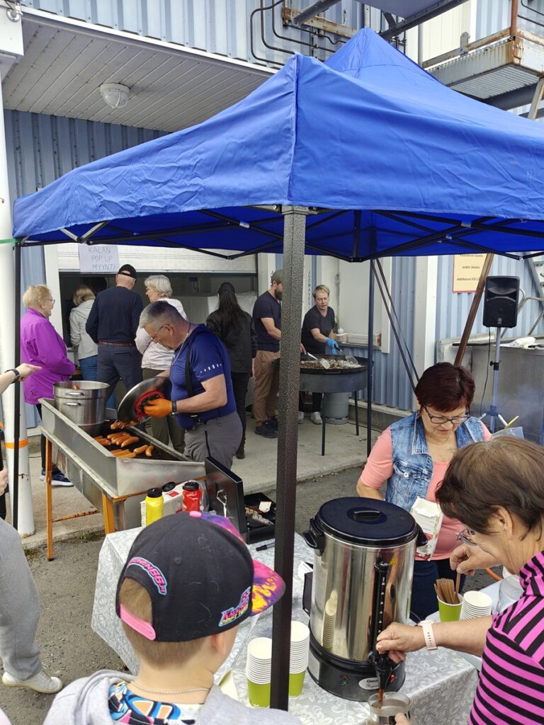 Eero Rannanpää paistoi makkaraa.