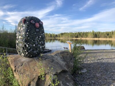 Esteetön taidepolku Kanavapuistossa on yksi Lappajärven kesän suosikkikohteista.