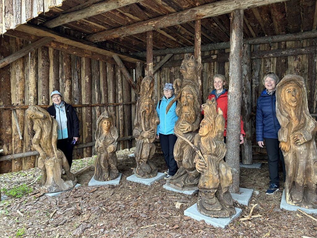Tapio Aution Peikkolandiaan tutustumassa Ritva Vistinmäki (vas.), Sinikka Paalanen, Eeva-Maija Savola ja Ulla Huhtinen. Kuva: Virpi Nokua.