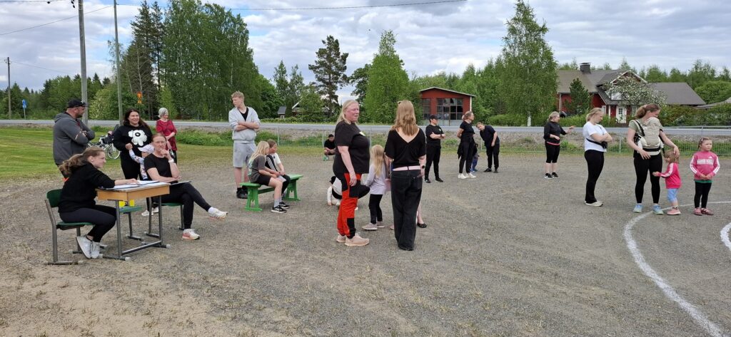 Hetki ennen Vipinä-kisojen alkua. Siiri Ukonmäki oli ottamassa vastaan ilmoittautumisia. Vieressä Kristiina Joensuu. Hänellä oli tehtävä toimia myös ”jäniksenä” eli juosta lasten edellä. Näin varmistettiin, että lapset ohjautuivat oikeasta kohtaa pienelle ratakierrokselle.