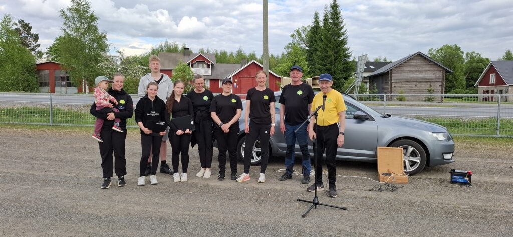 Hanna Kaarento (vas.), sylissä Kaisa Kaarento, Siiri Ukonmäki, Jusu Salo (takana), Lulu Kärki, Marja-Liisa Taipalus, Sanna Ala-Mattinen, Kristiina Joensuu, Jari Lepistö ja Tapani Savela kuuluivat Lehtimäen Kirkonkylässä järjestettyjen Vipinä-kisojen järjestelytiimiin. Jusu Salon kunniatehtävä oli jakaa mitalit kisaajille heti maalin tulon jälkeen. Tapani Savela hoiti kuulutukset ja Kristiina Joensuu toimi ”jäniksenä”, jotta lyhyen ratakierroksen juosseet lapset eivät eksyneet radalta.
