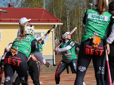 Sanni Hirvasoja, Sara Kärnä ja Anni Kangas suraavat tarkasti Elise Lähdemäen lyöntisuoritusta. Kuva: Rami Kaunisto.