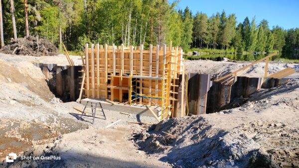 Kuvassa näkyy ohitusuomaan liittyviä työn alla olevia rakenteita. Niiden massiivisuus kertoo, että ihan pienestä hankkeesta ei ole kysymys. Petri Issakoff totesikin, että niiden on tarkoitus kestää seuraavat sata vuotta. Kuva: Taisto Perkkiö.