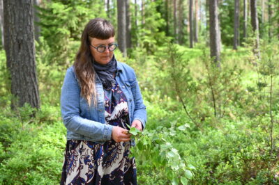 Luonnonmateriaaleista taidetta tekevälle Pauliina Jokelalle metsä on paikka, jossa mieli lepää ja ajatukset asemoituvat.