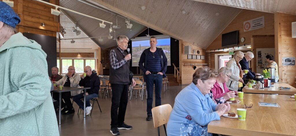 Sauli Ahopelto vieressään Heikki Salmela, joka kertoi meille kyläseuran viime vuosien mittavista hankkeista. Mikäs oli meidän kuunnellessa, kun edessä oli sitä helevetin hyvää pullaa ja mokkapalojakin.