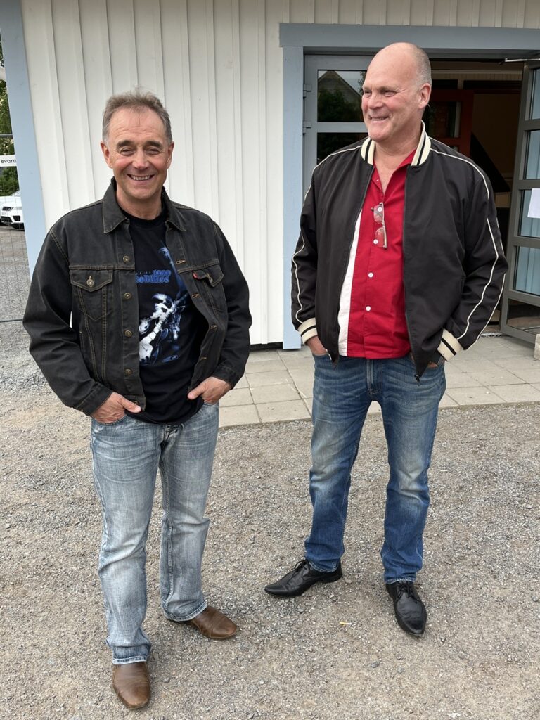 Osmo Mäntylä ja Kaj Hautaketo nauravat olevansa ”Evijärven ainoat rock- ja bluesharrastajat”.