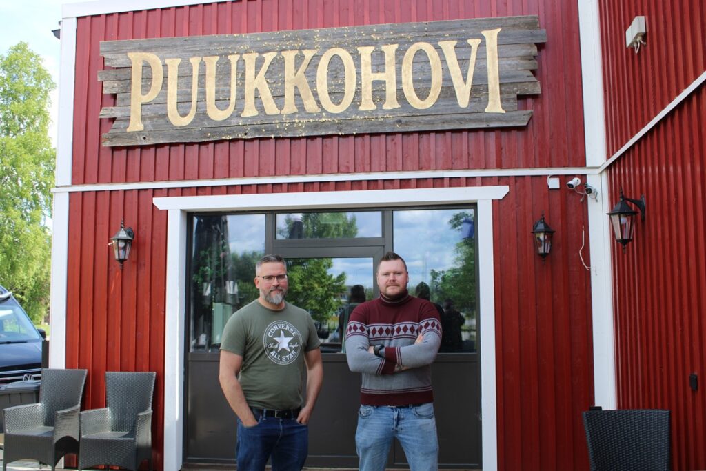 Mikko Jokiniva (vas.) ja Hannes Mäkipernaa sanovat puukkojättiläisen olevan yhteisöllisyyden näyte.