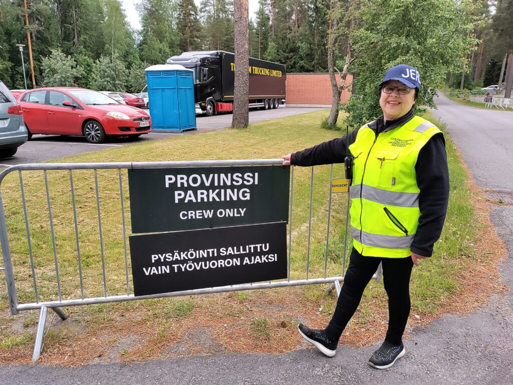 Kortesjärven nuorisoseura Ry:n varapuheenjohtaja Sylvi Hautamäki vartioi Seinäjoen Provinssissa työntekijöille tarkoitetun crew parkingin porttia.