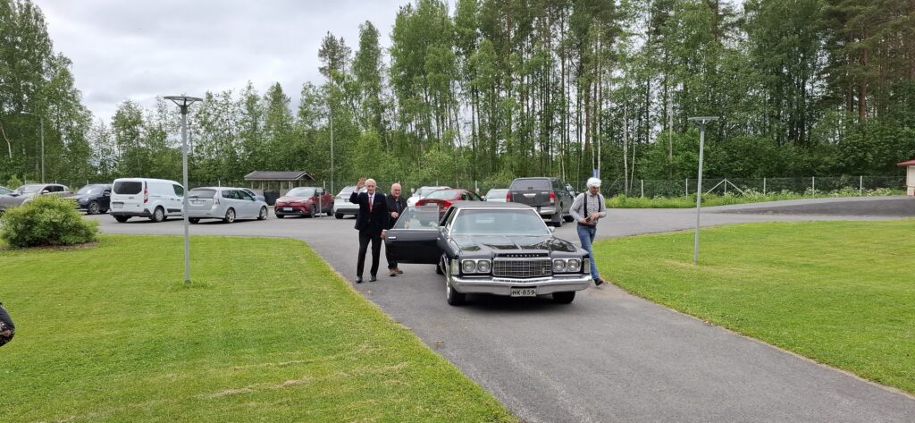 TapioHöykinpuro autosta ulos