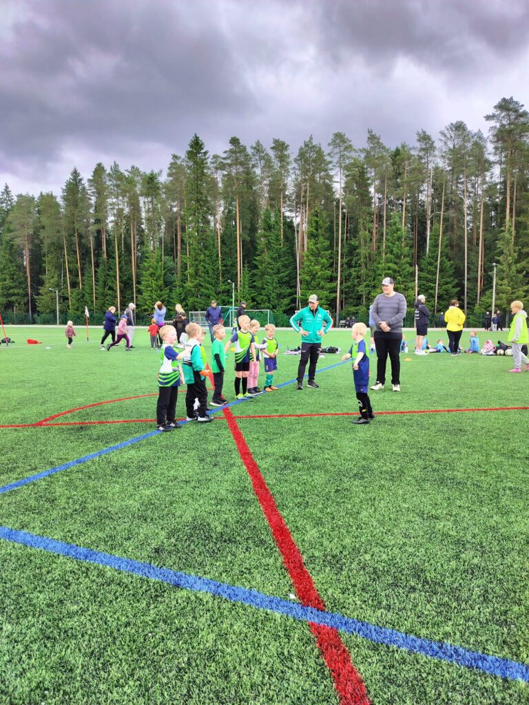 Kortesjärven urheilukentällä järjestettiin jalkapalloturnaus pienille futareille. Turnausta järjestämässä olleen Anna Sarkarannan mukaan ilmassa oli suuren urheilujuhlan tuntua. Kuva: Anna Sarkaranta.