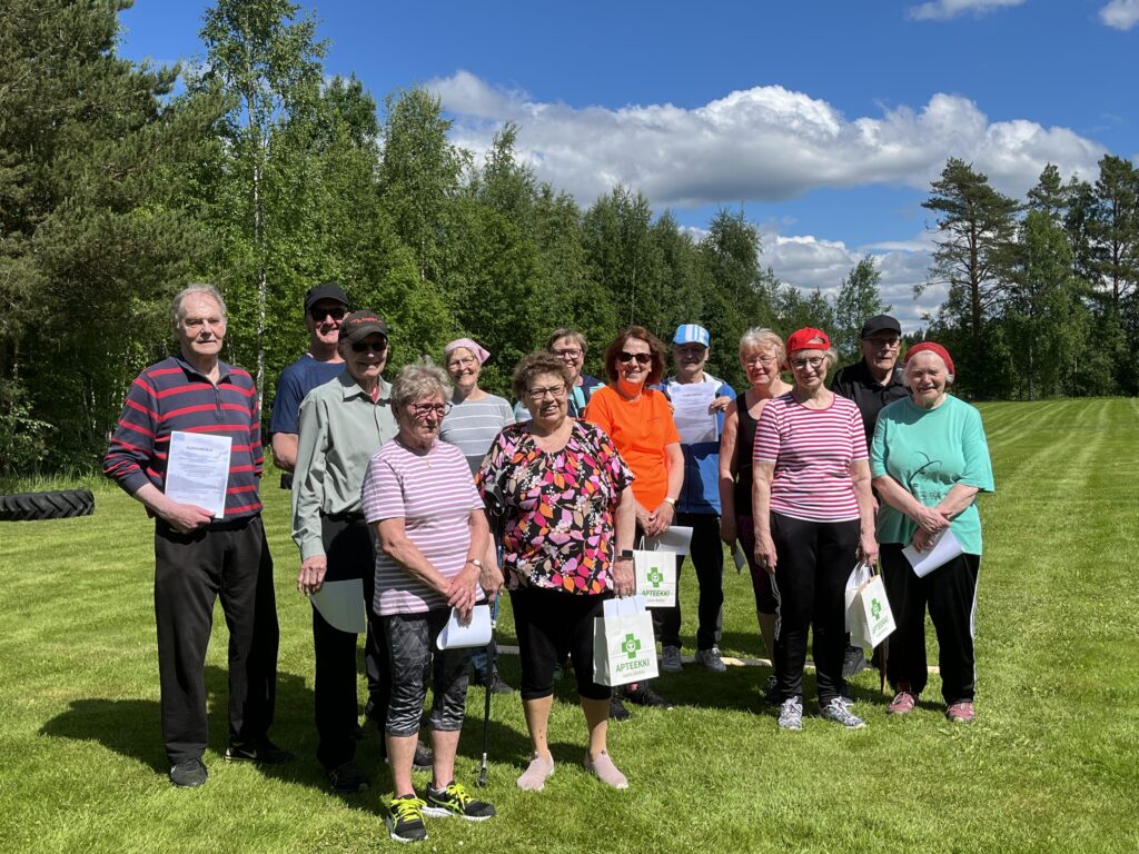 Osanottajat kilpailusuoritusten jälkeen. Jokainen sai muistoksi kunniakirjan.