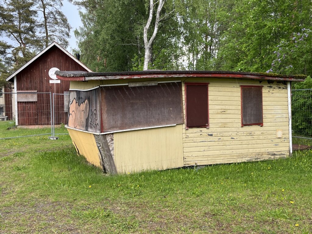 Iitin kioski odottaa purkamista. Taustalla näkyy Limonaaditehdas Limutipun museo.