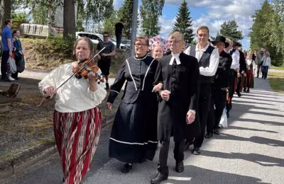 Satu Lumiaho ja viulu johdattivat Kruunuhääkulkueen markkinapaikalle.
