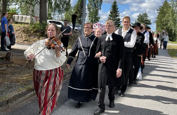 Satu Lumiaho ja viulu johdattivat Kruunuhääkulkueen markkinapaikalle.