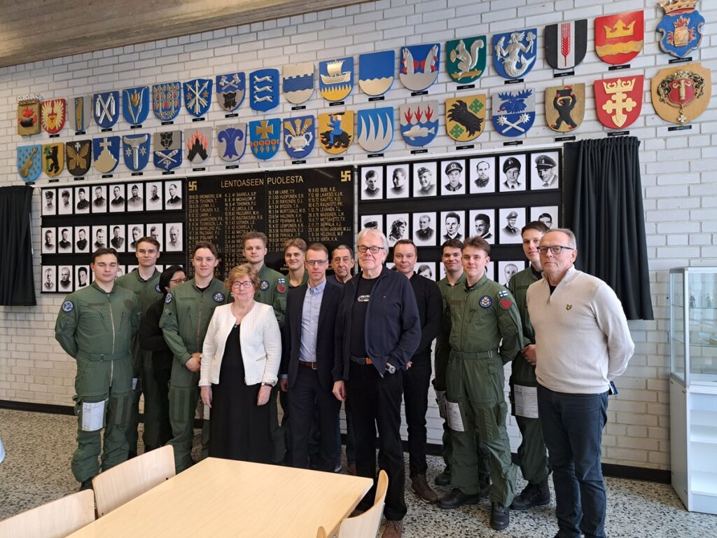 Eeva Haapsaari toimii toisten hyväksi. Erityisesti hänen sydäntään lähellä on lentosotakoulun alue ja toiminta. Kuvassa Eeva lentoreserviupseerikurssilaisten kanssa.