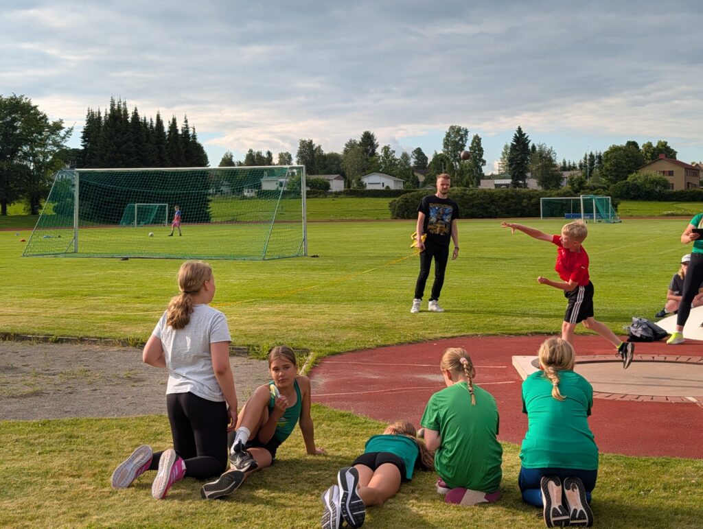 Rautapallolle kyytiä! Lappajärven Poppi-kisat