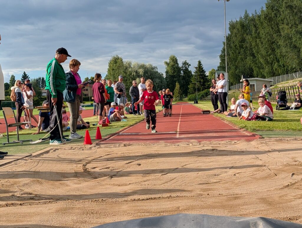 Vauhti, lankulle, ponnistus! Lappajärven Poppi-kisat