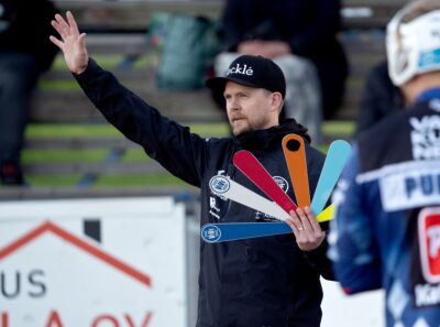 Vimpelin Veto kävi tiukan taistelun, joka päättyi Jymyn hyväksi. Kuvassa pelinjohtaja Jussi Parvi. Arkistokuva: Santeri Viinamäki.