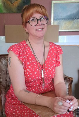 Hanna Bird sanoo, että kun hän tapaa asiakkaan, hänen mieleensä alkaa nousta merkityksiä, viestejä ja luovaa energiaa, jotka hän siirtää paperille sielunkuvaksi.