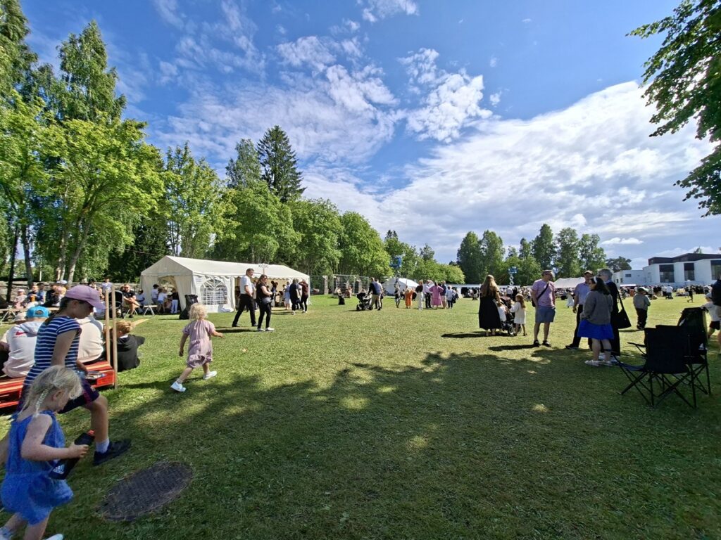 Aalto-puistoon rakennettiin seurojen ajaksi kioskit karkin ja jäätelön myyntiä varten sekä ravintola ja grilli.