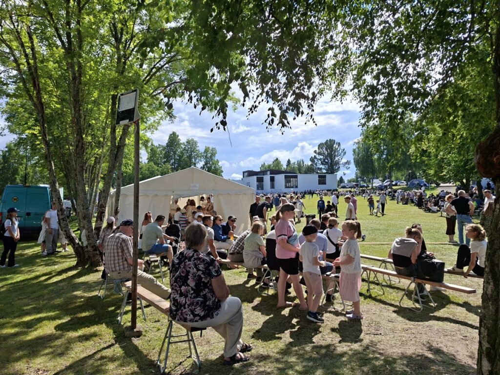 Seuravieraissa on kaiken ikäisiä.