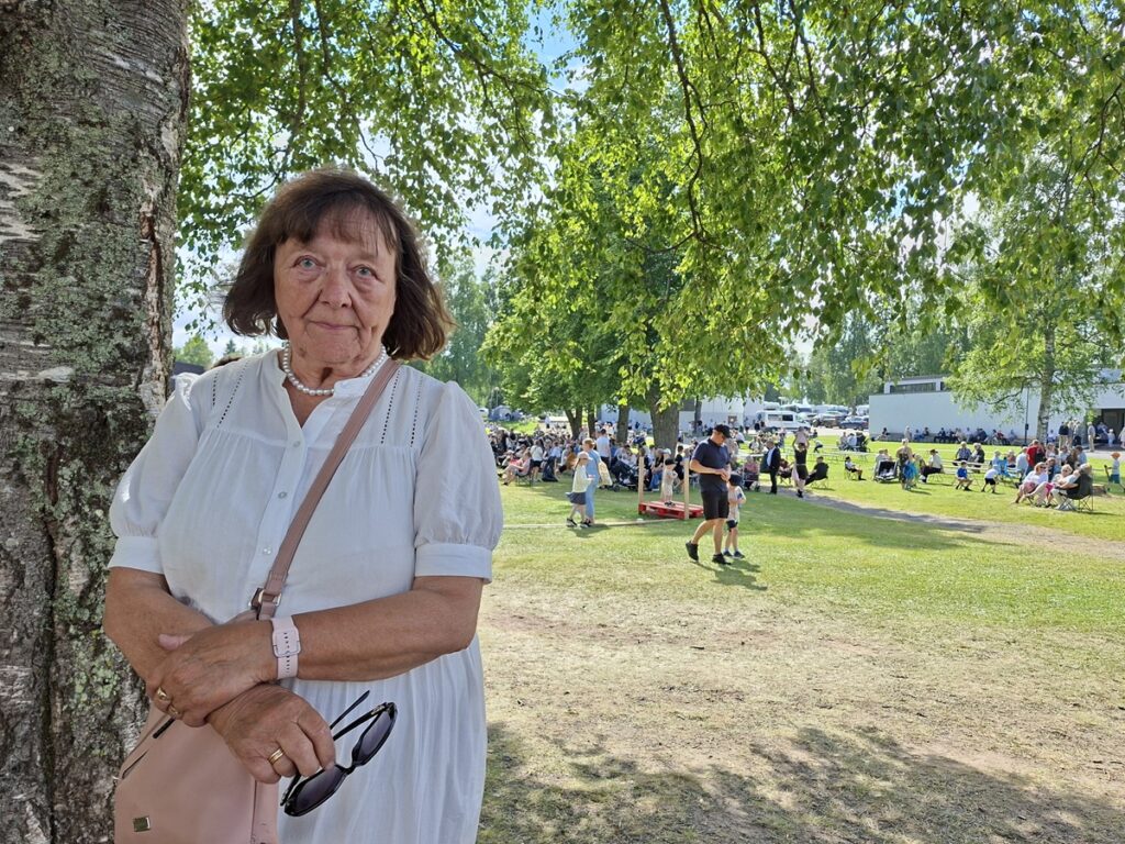 Kaarina Höykinpurolle maakunnalliset kesäseurat Alajärvellä ovat yksi kesän kohokohdista.