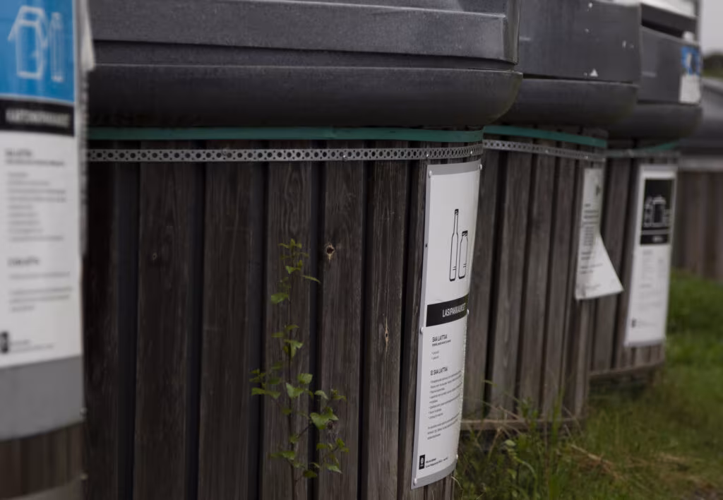 Kierrätyspisteellä käydessä kannattaa olla varuillaan, ettei säiliöön joudu sinne kuulumatonta arvotavaraa.