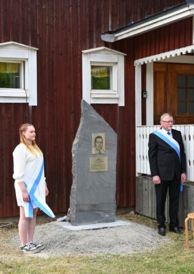 Emil Hurjan muistokivi seisoo Särkikylän kylätalon pihassa.