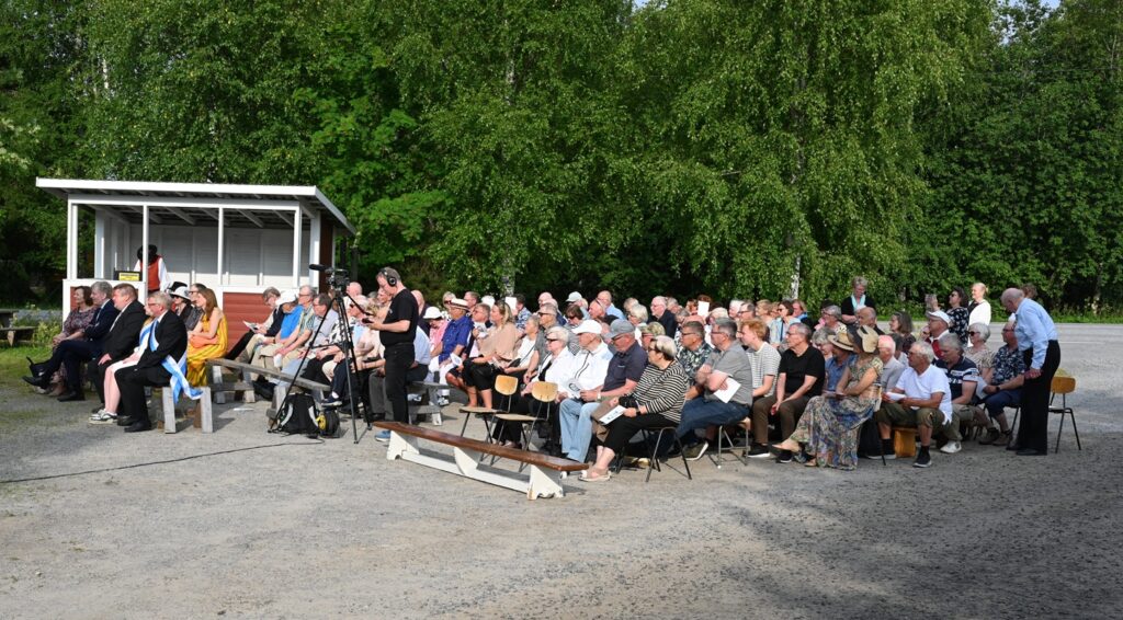 Hurjan muistopatsaan julkistus kiinnosti: paikalla oli toistasataa henkilöä