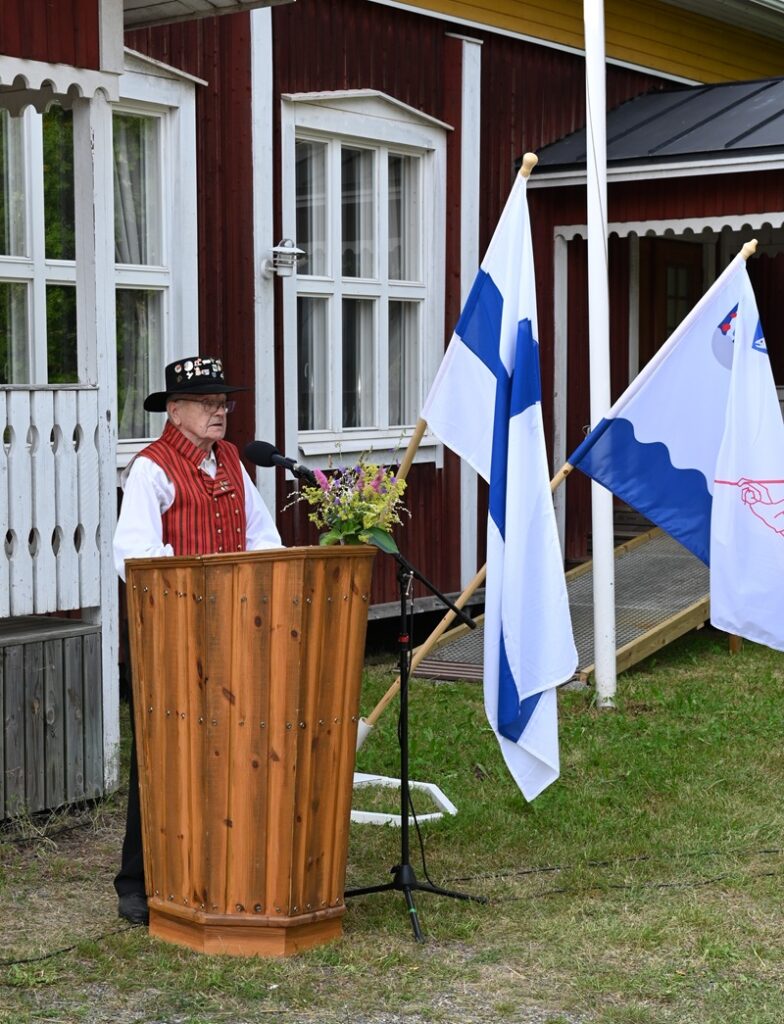 Kiitossanat lausui kotiseutuneuvos Heikki Valijoki Evijärvi-Seurasta.
