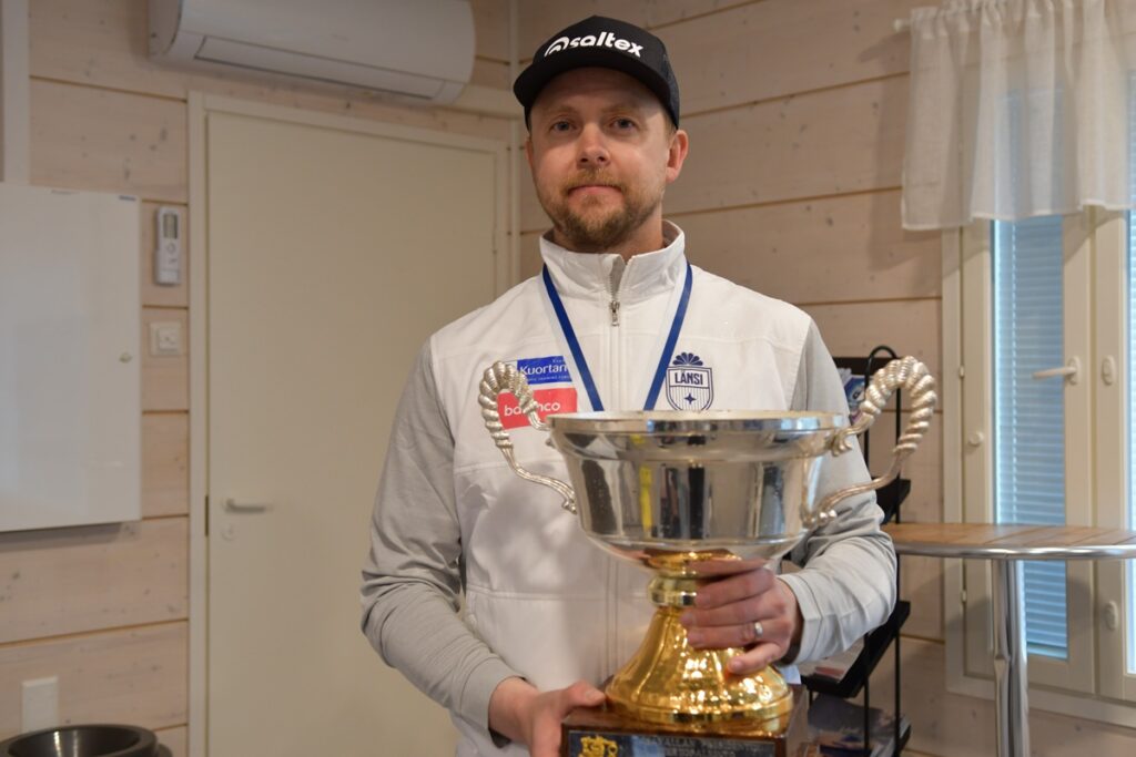 Jussi Parvi iloitsi tapahtuman tunnelmasta ja sai pelin päätteeksi poseerata Tasavallan Presidentin kiertopalkinnon kanssa.