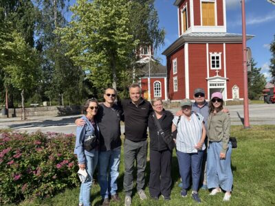 Sangalan suku Kortesjärven kirkon edustalla oppaanaan Janne Sankelo. Kuvassa vasemmalta: Sharen Schwartz, John Sangala, Janne Sankelo, Janet Sangala, Barbara Sheremeta, Adrian Sheremeta, Alexandra May. Kuva: Kai Kultalahti.