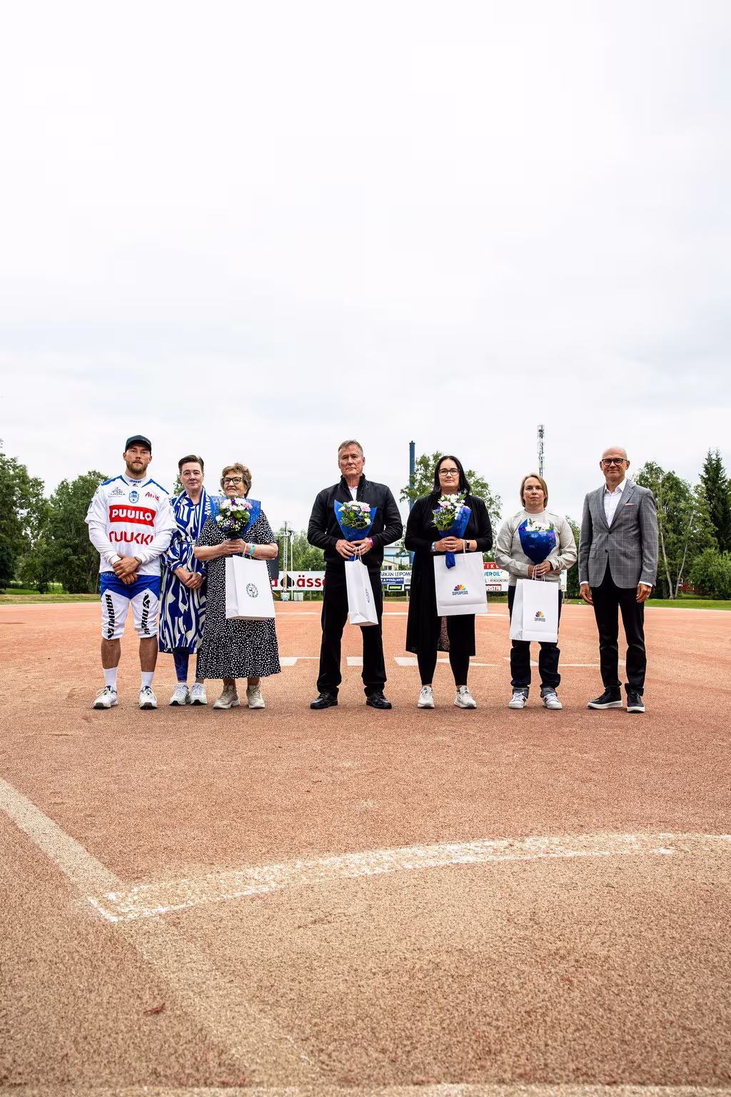 Pesäpallon Kunniagalleriaan kutsuttiin Johanna Vikman (2. oik.), Tiia Pöntinen, Jukka Liikala sekä postuumisti Allan Karvonen. Huomionosoitukset jakoi Pesäpalloliiton toiminnanjohtaja Miika Rantatorikka. Ⓒ Iiro Pekonen