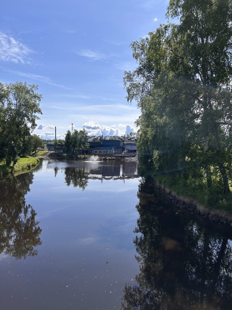 Saarikenttä odottaa festarivieraita.