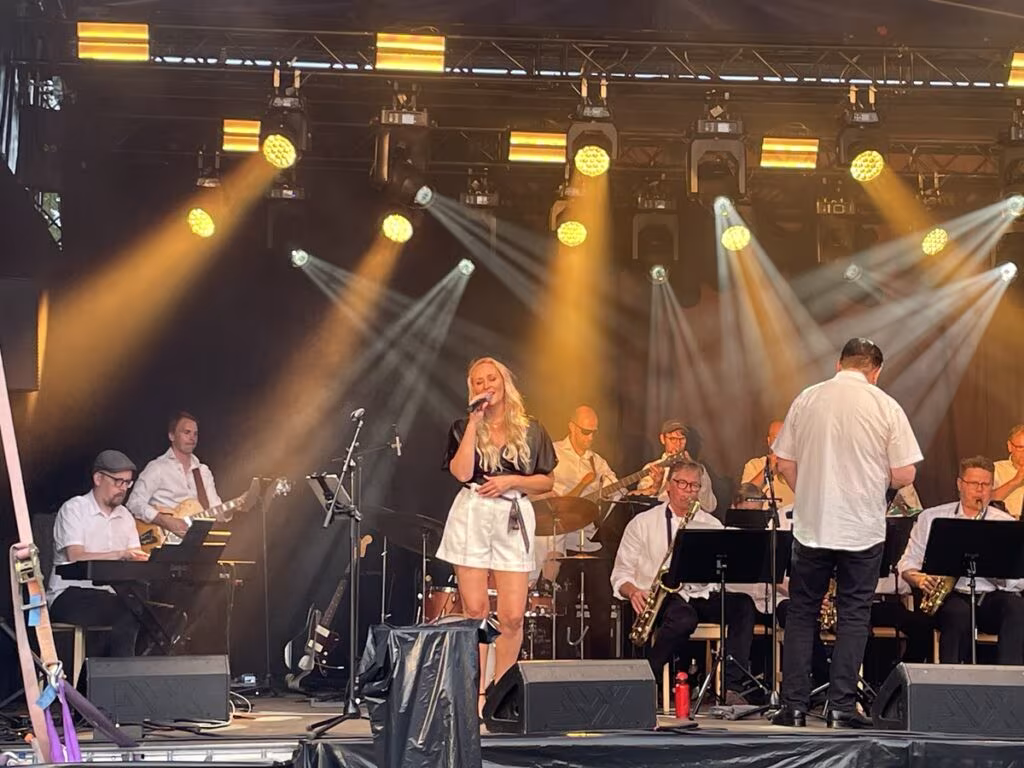 Botnia Big Band ja solisti Anne Vihelä tarjosivat kuulijoille jazzin klassikoita. Yhtyeessä soittaa myös lappajärveläinen pianisti Antti Purola (vas.).