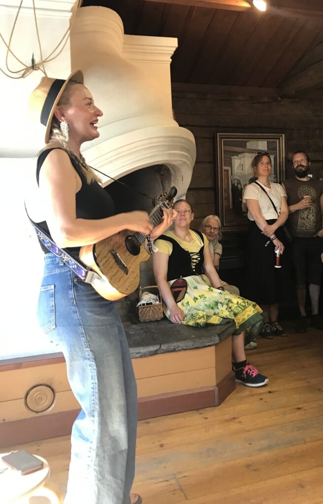 Synkän folkrockin kuningatar Silja Palomäki esiintyi Pelimannitalolla.