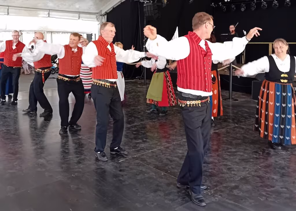 Väkitukon tanssijoiden hyväntuulisuus tarttui katsojiin.