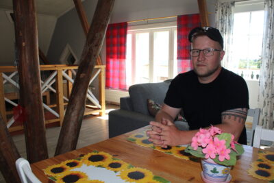 Jukka Alalantela isännöi Lappajärven rannalla sijaitsevaa Tähteä ja Koivua. Apuna töissä ovat myös perheenjäsenet.