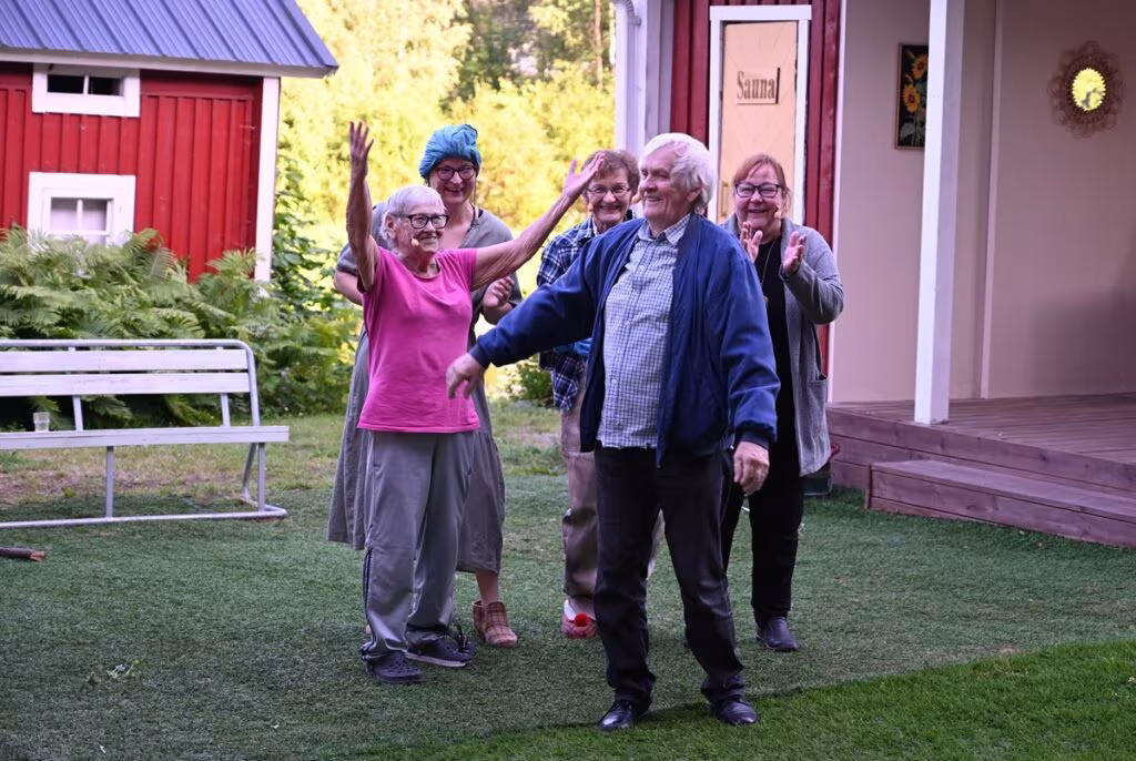 Sakari (Veikko Mannermaa) sulattaa elämänkolhujen kovettamien naisten sydämiä ja valtaa paikkansa seniorikodin toivottuna asukkaana. Kuvassa vasemmalta Kaarina (Tuula Kuoppala), Aune (Nina Korkiakangas), Helvi (Sinikka Koskinen), Sakari (Veikko Mannermaa) ja Martta (Hannele Sui-Tuomaala).