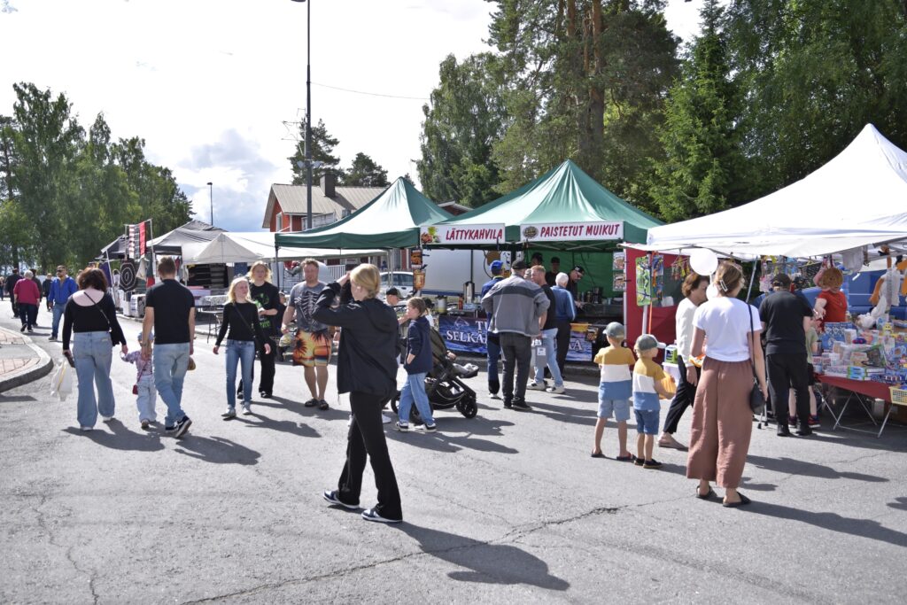Kuva 9 Rokulit väkeä