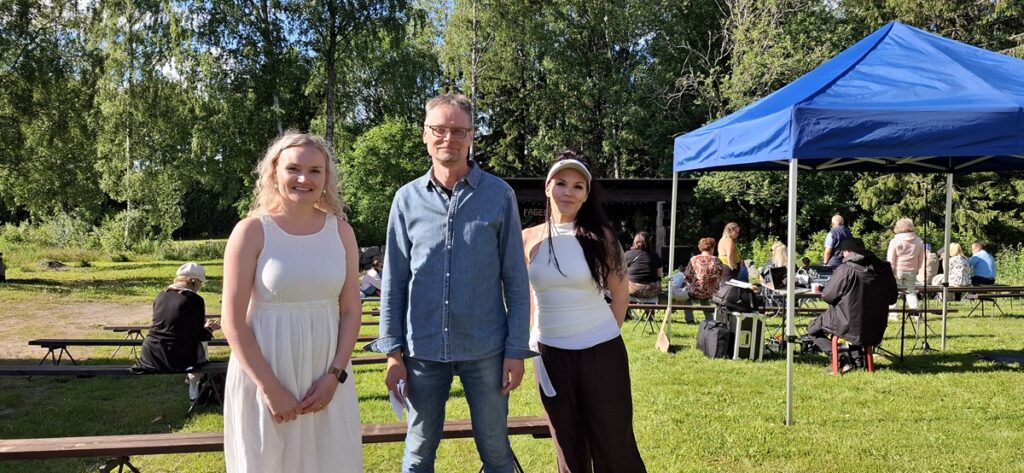 Festarin alkuun on vielä hetki aikaa. Vasemmalla Beata Kallio (vas.) Fagerkullafestin isäntä, Marko Isolehto ja jyväskyläläinen Janes Bond, jolta kuultiin vähän harvinaisempaa gospelia, ihan oikeaa rappia. Beata Kallio teki virallisen ensiesiintymisensä.