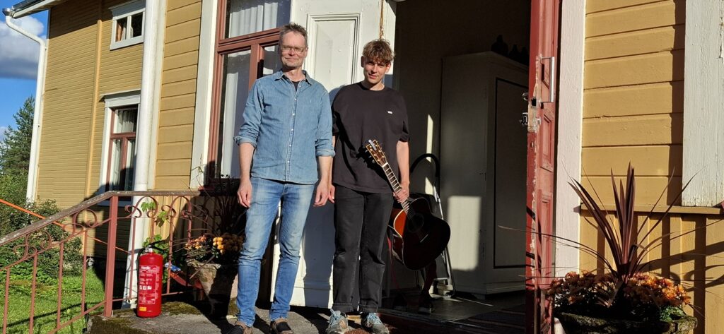 Viimeisenä esiintymisvuorossa ennen yömessua oli Juhani Tikkanen. Tässä hän vielä poseeraa yhdessä Fagerkullan isännän eli Marko Isolehdon kanssa pappilan portailla. Tikkanen toi lavalle myös yhtyeensä Kansanmiehet.