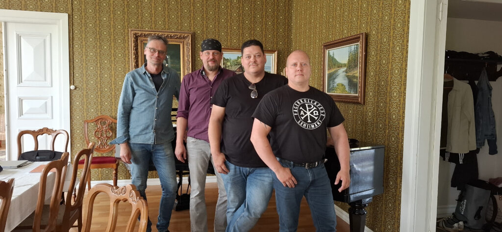 House bändin jäsenet yhteiskuvassa pappilan salissa. Vasemmalta alkaen Marko Isolehto, Tuomo Koivula, Sami Ontermaa ja Markus Ketonen. Isolehto perusti house bandin vuonna 2023 ja antoi sille osuvan nimen: Rectory House, joka suomennettuna on pappila. Tuomo Koivula on vastikään liittynyt tähän porukkaan.