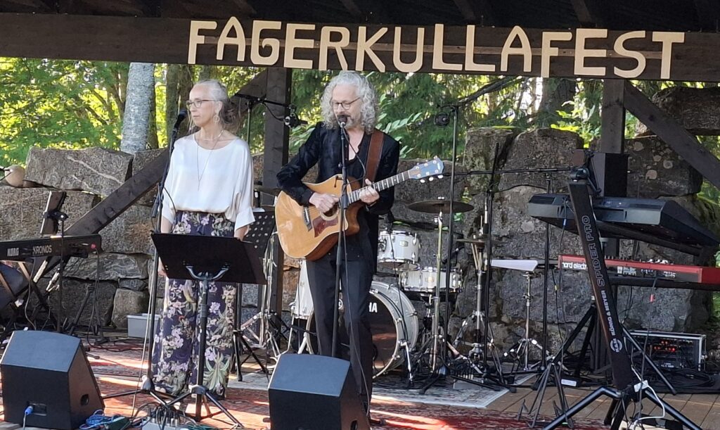 Väliajan jälkeen lavalle nousivat Tove Wingren-Leppilampi ja Jukka Leppilampi. Leppilammella on takana kymmenien vuosien ura gospelmusiikin parissa ja heillä on kunnia olla kummeina Fagerkullafesteille.