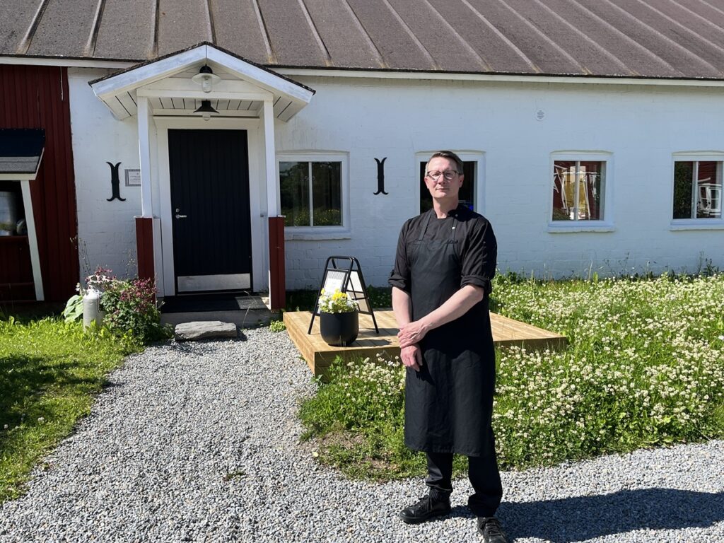 Entinen navettarakennus sisältää baarin, ravintolasalin, terassin ja yläkerran kokoustilat.