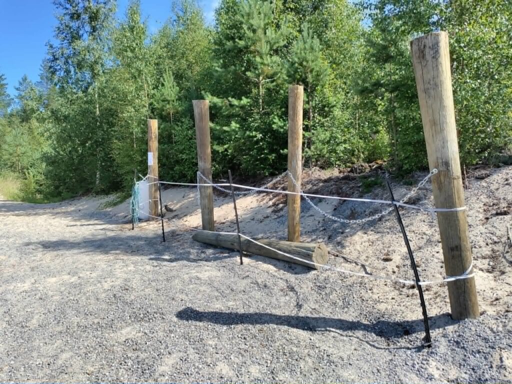 Odottelun ajaksi hevosen voi sitoa kiinni puomiin.