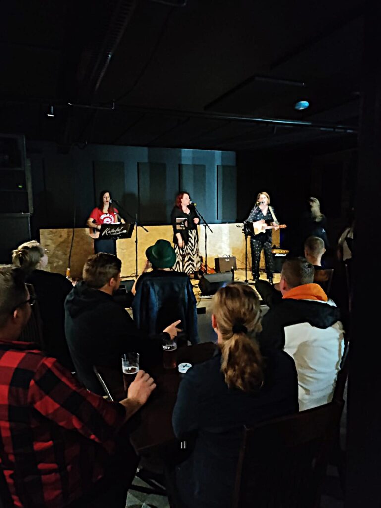 Jatkoilla Pub Sivuluisussa Katalat esiintyivät täydelle tuvalle.