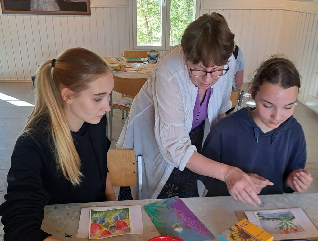 Helsinkiläiset Klara ja Sofia Lahdensuo olivat Lappajärvellä mökkeilemässä ja olivat tyytyväisiä taidetyöpajaan. He olivat tehneet sekä akvarellin että kuivapastillityön.